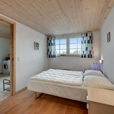 Pet Friendly In With Kitchen *